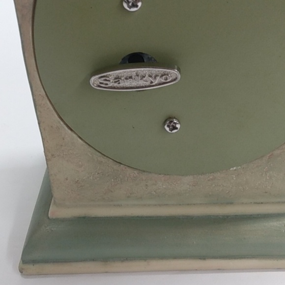 Sankyo clock size 7"t 4 1/2"w 3d light green - Picture 5 of 8
